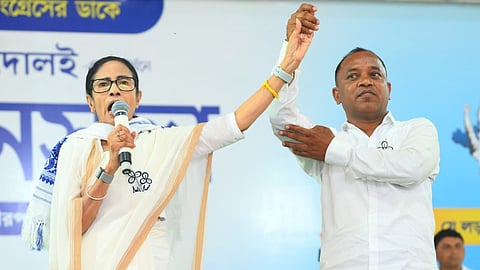 चुनावी रैली के दौरान पार्टी प्रत्याशी का परिचय कराते हुईं सीएम ममता बनर्जी।