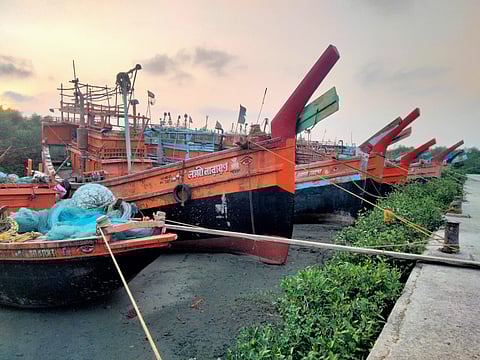 नदी तट पर खड़ी ट्रॉलर की तस्वीर