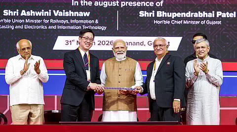 समारोह में पीएम नरेंद्र मोदी और अन्य।