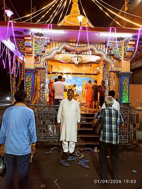 सार्वजनिक हनुमान मंदिर को रोशनी से सजाया गया।