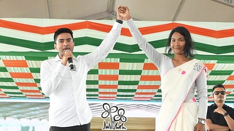 राजगंज से तृणमूल उम्मीदवार स्वपना बर्मन के लिए प्रचार करते तृणमूल के राष्ट्रीय महासचिव अभिषेक बनर्जी 