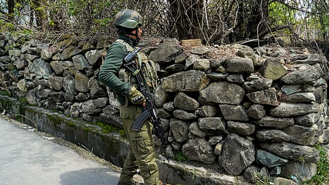 आतंकियों की  घेराबंदी में तैनात एक सैनिक। 