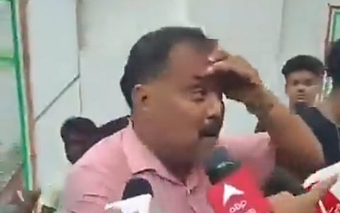 आपसी झड़प में घायल एक कांग्रेसी कार्यकर्ता मीडिया से बात करते हुए।