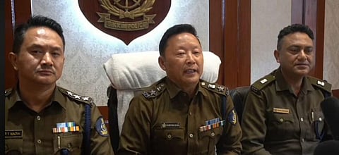 जानकारी देते सिक्किम पुलिस अधिकारी

