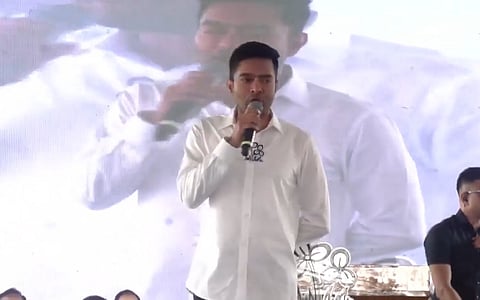 कूचबिहार के सीतलकुची में चुनावी सभा को संबोधित करते अभिषेक बनर्जी।