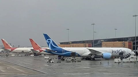 ईंधन के दाम दोगुने से भी अधिक होने से विमान यात्रियों को भी कीमत चुकानी होगी ( फाइल फोटो )। 