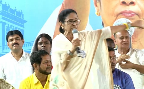 सीएम ममता बनर्जी हर सभा में भाजपा पर कड़ा प्रहार कर रही हैं ( फाइल फोटो )। 