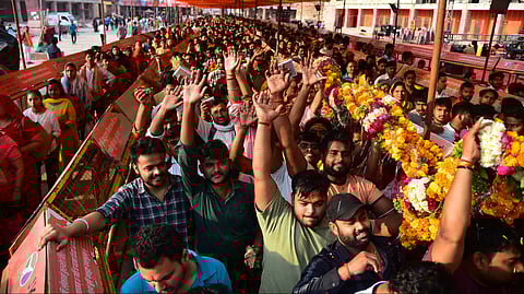 हनुमान मंदिरों और हनुमान सेतु पर श्रद्धालुओं की लंबी कतारें 