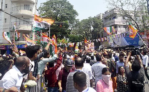 कालीघाट में सीएम ममता बनर्जी के आवास के निकट तृणमूल और भाजपा समर्थकों के बीच हो रही स्लोगनबाजी