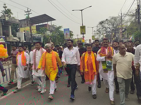 जुलूस के साथ भाजप का नामांकन
