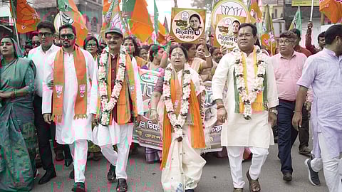 जुलूस में भाजपा के उम्मीदवार के साथ नेता व भारी मात्रा में समर्थक उपस्थित