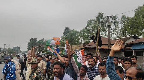 काले झंडे दिखाए गए और “गो बैक” के नारे लगाए गए। 