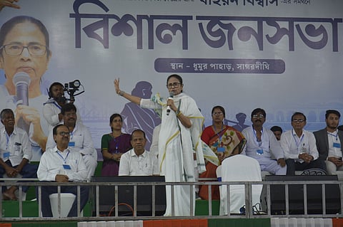 मंच से लोगों को संबोधित करतीं ममता बनर्जी