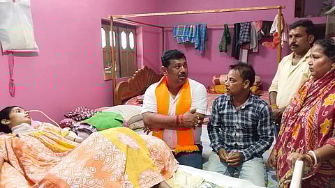 भाजपा उम्मीदवार स्वराज घोष बीमार तृणमूल  पंचायत सदस्य अपर्णा पात्र  से मिलकर बातचीत करते हुए