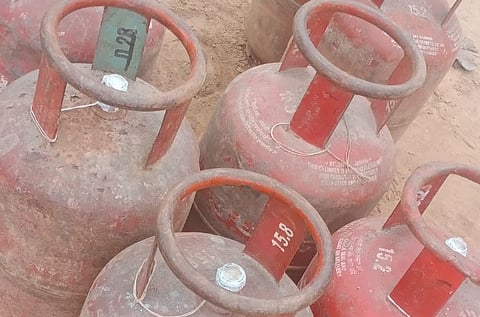 Unusual Theft in Hasnabad: Two Gas Cylinders Stolen Amid Lockdown Rumors.