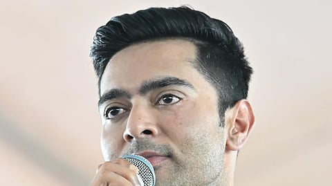 सांसद अभिषेक बनर्जी सभा को संबोधित करते हुए