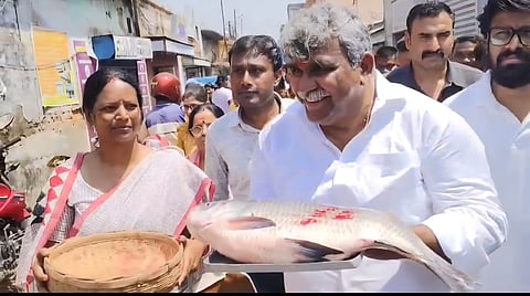 एक बड़ी मछली लेकर नामांकन करने पहुंचे थे पांडेश्वर के बीजेपी प्रत्याशी जितेंद्र तिवारी।