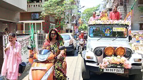 भाजपा उम्मीदवार शरबरी मुखर्जी अपने निर्वाचन क्षेत्र जादवपुर में प्रचार कर रही हैं