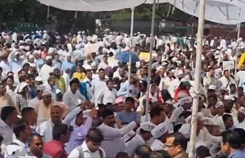 दिल्ली के रामलीला मैदान में प्रदर्शन करते शिक्षक। 