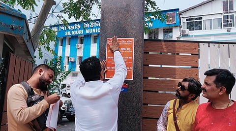 पोस्टर लगा, पोस्टर हटा, राजनीति तेज