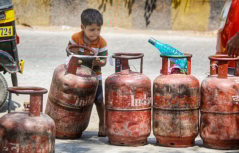 सरकार के भरोसे के बावजूद एलपीजी के लिए लोग परेशान हैं।