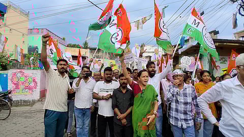 गो बैक का नारा लगाते तृणमूल समर्थक 