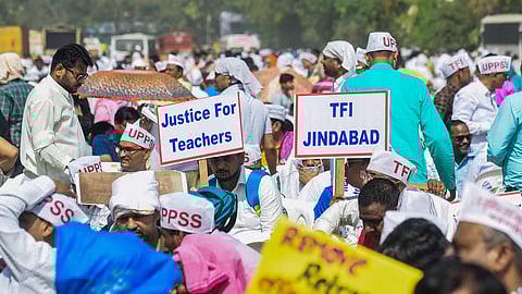 TET अनिवार्य के विरोध में दिल्ली में यूपी समेत अन्य राज्यों के शिक्षकों ने की विरोध रैली