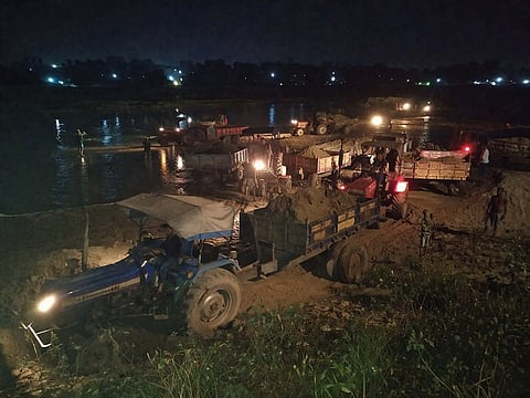 नदी किनारे अवैध बालू लदे कई ट्रेक्टर