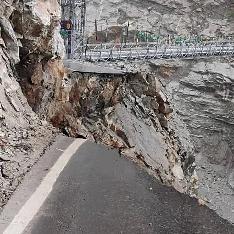 भूस्खलन के कारण सड़क क्षतिग्रस्त

