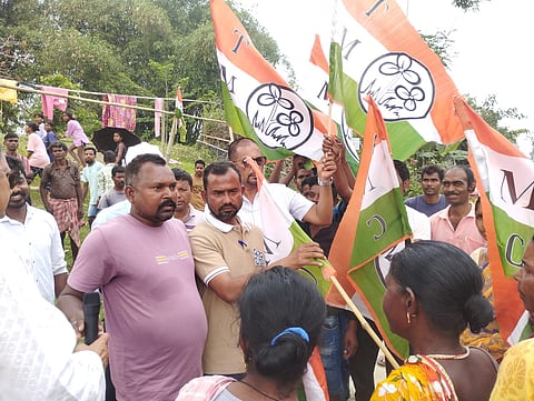 हाथों में तृणमूल का झंडा ले पार्टी शामिल होते समर्थक
