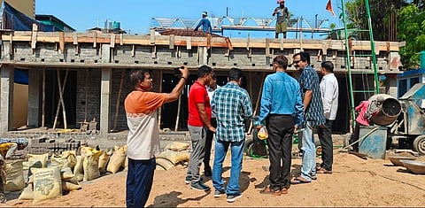 क्लास रूम की ढलाई का कार्य हुआ शुरू