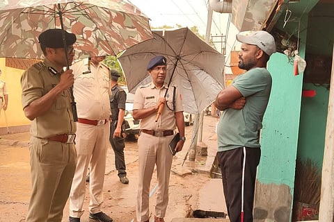 सीपी ने संवेदनशील मतदान केंद्रों का किया निरीक्षण