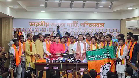  भाजपा नेता शुभेंदु अधिकारी के नेतृत्व में तृणमूल नेता अनिमेश मंडल अपने समर्थकों के साथ भाजपा का दामन थामते हुए 