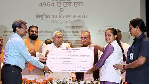 पटना में ANM के पद पर नियुक्त महिलाओं को नियुक्ति पत्र वितरित करते CM नीतीश कुमार