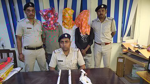 बारुईपुुर थाने की पुलिस गिरफ्तार अभियुक्त को दिखाते हुए 