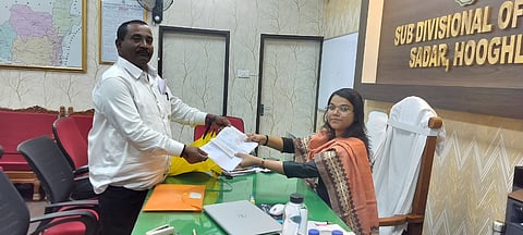 भाजपा कार्यकर्ता विष्णुपद विश्वास नामांकन दाखिल करते हुए