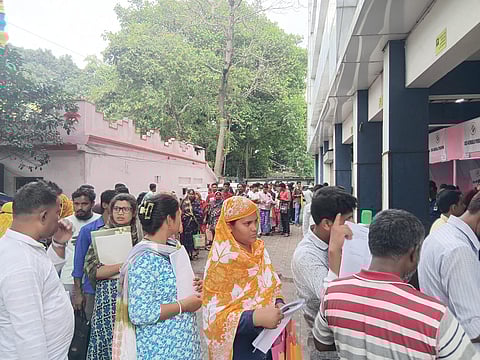 अलीपुर में गुरुवार को ट्रिब्यूनल शिविर में दस्तावेज जमा करते लोग