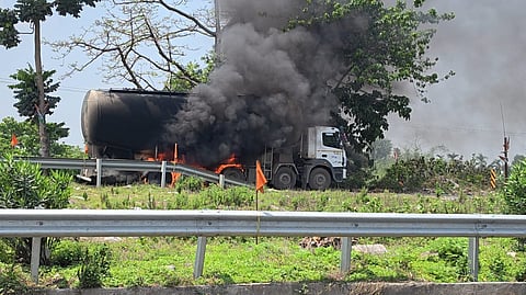 आग की चपेट में टैंकर

