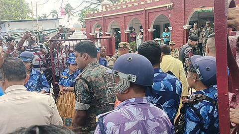 मौके पर पुलिस बल की तैनाती

