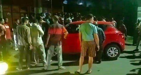 नशे में धुत डॉक्टर ने दो लोगों को मारा धक्का