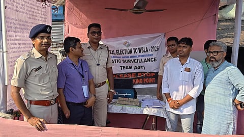 नाका चेकिंग के दौरान रुपये बरामद कर दिखाती हुई पुलिस 