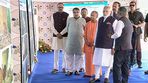 प्रधानमंत्री नरेन्द्र मोदी, मुख्यमंत्री योगी आदित्यनाथ व अन्य