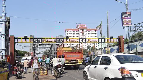 उम्र 100 पार ! कमजोर खिदिरपुर ब्रिज पर भारी वाहनों की लगी रोक