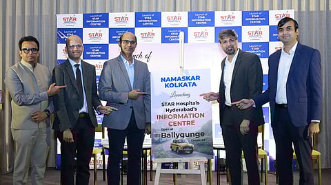 स्टार हॉस्पिटल्स हैदराबाद के वरिष्ठ नेतृत्व और विशेषज्ञ डॉक्टर—मिस्टर अयूब मोहम्मद (चीफ बिजनेस ऑफिसर), डॉ. रामू चिमाकुर्थी, डॉ. मेट्टू श्रीनिवास रेड्डी, डॉ. विपिन गोयल और डॉ. विजय कुमार सरमा मड्डुरी—कोलकाता में आयोजित कार्यक्रम के दौरान।