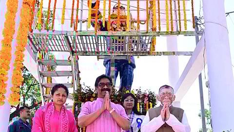 राज्यपाल और मुख्यमंत्री ने आंबेडकर को श्रद्धांजलि दी