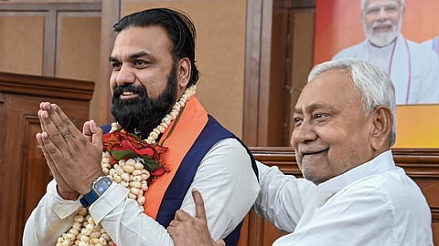  सम्राट चौधरी को बधाई देते नीतीश कुमार