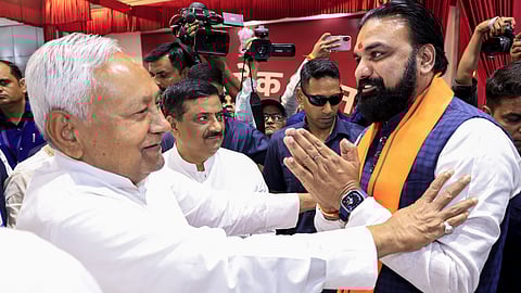 बिहार के नवनियुक्त मुख्यमंत्री सम्राट चौधरी को बधाई देते नीतीश कुमार