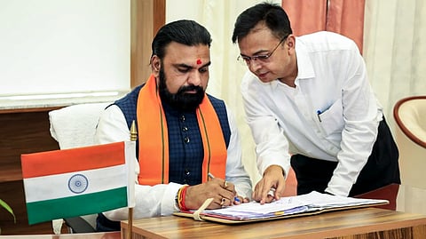 फाइलों पर हस्ताक्षर करते बिहार के नवनियुक्त मुख्यमंत्री सम्राट चौधरी 