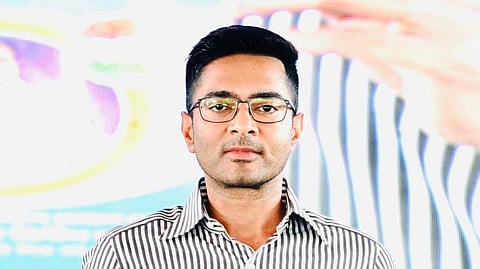 बिष्‍णुपुर में तृणमूल उम्मीदवार के समर्थन में आयोजित एक सभा के दौरान पुस्तिका जारी करते हुए तृणमूल के राष्ट्रीय महासचिव अभिषेक बनर्जी 