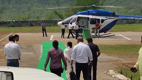 हेलीपैड की ओर बढ़ती मुख्यमंत्री
